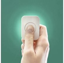 Hand bedient einen Lichtschalter