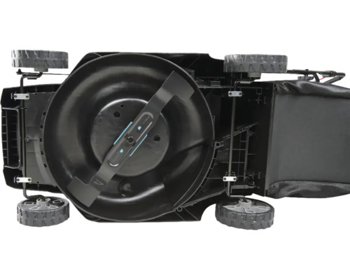 Unteransicht eines Rasenmähers mit Schneidemesser und Rädern