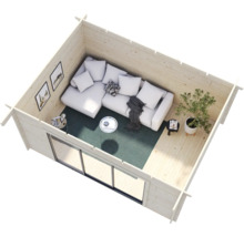 Innenansicht eines Holzhauses mit Sofa, Tisch und Dekoration