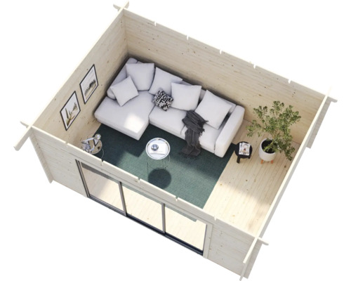 Innenansicht eines Holzhauses mit Sofa, Tisch und Dekoration