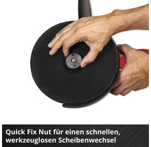 Die Hände einer Person befestigen eine Schnellspannmutter an einem Winkelschleifer.