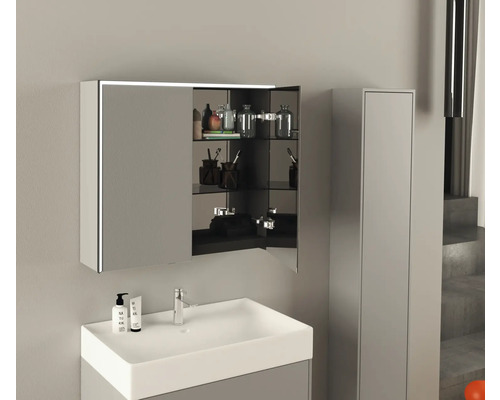 Badezimmer mit Waschbecken, Spiegelschrank und Hochschrank