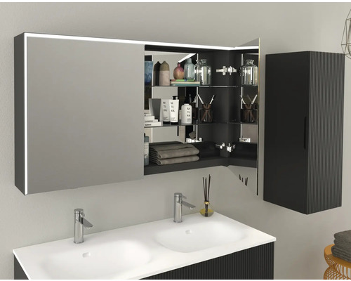 Badezimmer mit Doppelwaschbecken, Spiegelschrank mit Beleuchtung und Hängeschrank