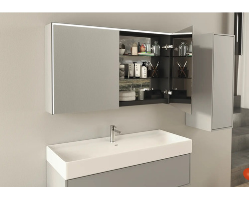 Offener Spiegelschrank mit Beleuchtung über einem Waschbecken im Badezimmer