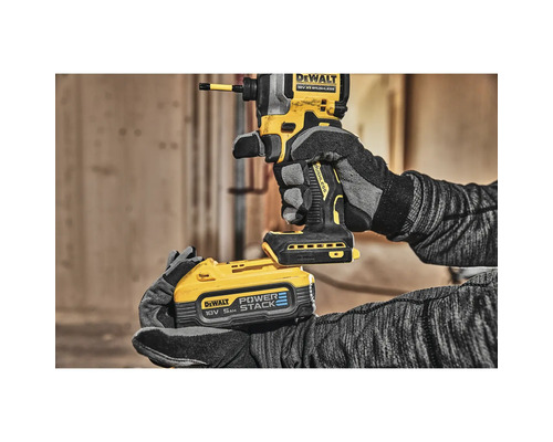 Eine Person hält einen DeWalt Akku-Schlagschrauber und einen 18V 5Ah Power Stack Akku.