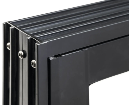 Detailansicht eines schwarzen Fensterrahmens aus Aluminium