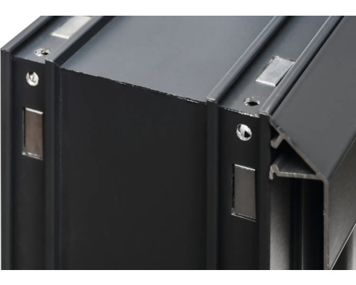 Detailansicht eines schwarzen Aluminiumprofils mit Magneten und Schraubenlöchern