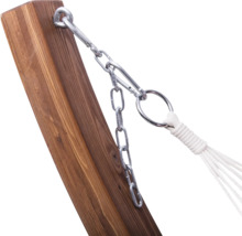 Detail einer Hängematte mit Holzgestell und Kettenaufhängung