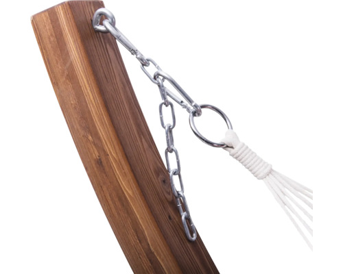 Detail einer Hängematte mit Holzgestell und Kettenaufhängung