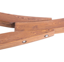 Detailansicht von Holzbauteilen mit sichtbarer Holzmaserung