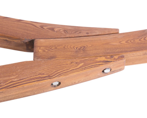 Detailansicht von Holzbauteilen mit sichtbarer Holzmaserung