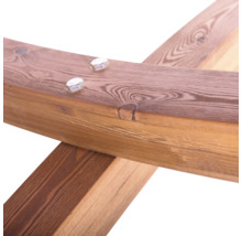 Detailansicht von Holzbauteilen, die mit Schrauben verbunden sind