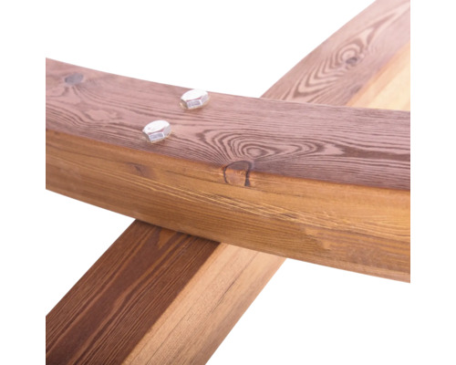 Detailansicht von Holzbauteilen, die mit Schrauben verbunden sind