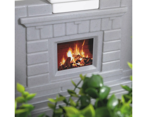 Dekorativer Kamin mit simuliertem Feuer für Wohnräume