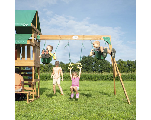 Spielplatz mit Schaukel und Kindern im Garten