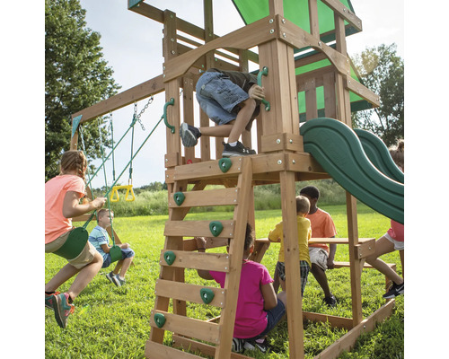 Holzspielplatz mit Schaukeln, Rutsche und Kletterwand für Kinder im Garten.