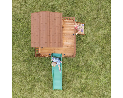 Draufsicht auf ein Holzspielhaus mit Rutsche und zwei Kindern auf einer Rasenfläche