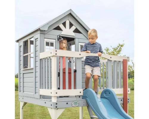 Spielhaus mit Rutsche und zwei Kindern im Garten