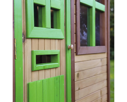 Detailansicht eines Spielhauses mit Tür und Fenster