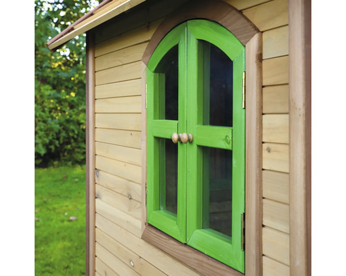 Detailansicht eines Holzspielhauses mit grünem Fenster und Fensterläden