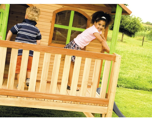 Kinderspielhaus mit zwei Kindern auf der Veranda.