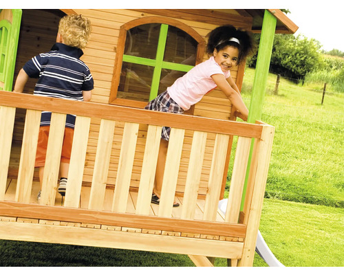 Holzspielhaus mit Kindern im Garten.