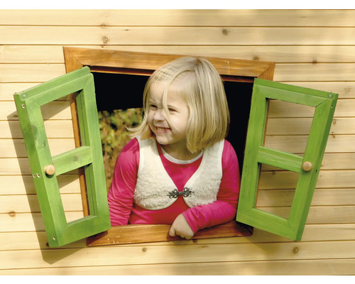 Mädchen schaut aus Fenster eines Spielhauses