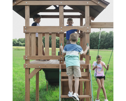 Holzspielhaus mit Kindern im Garten.