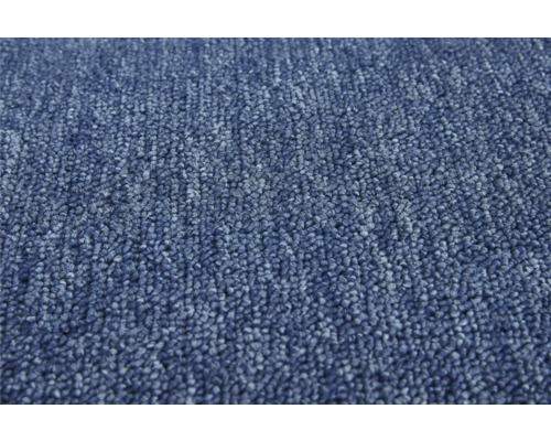 Nahaufnahme eines blauen Teppichs.