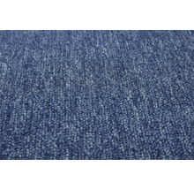 Nahaufnahme eines blauen Teppichs.