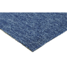 Detailaufnahme eines blauen Teppichs mit kurzem Flor.