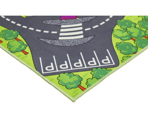 Spielteppich mit Straßenmuster, Parkplätzen und Bäumen.