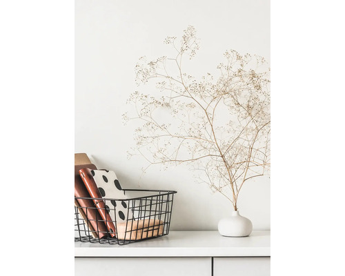 Dekorative Szene mit Ablagekorb, Notizbüchern und getrockneten Blumen in einer Vase auf einer Kommode