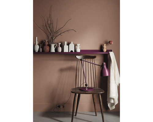 "Dekorative Wandgestaltung mit Regal, darauf Vasen und Zweige