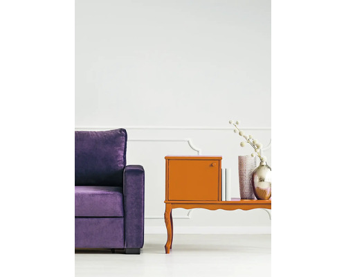 Wohnzimmer mit lila Sofa und orangefarbenem Beistelltisch