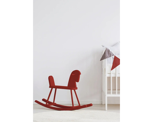Kinderzimmer mit Schaukelpferd und Gitterbett