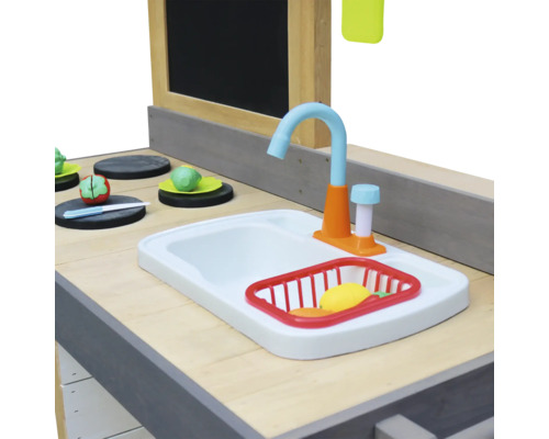 Detailansicht einer Spielküche mit Spüle, Wasserhahn und Spielzeuglebensmitteln