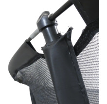 Detailaufnahme eines Trampolinsicherheitsnetzes mit Befestigung