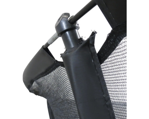 Detailaufnahme eines Trampolinsicherheitsnetzes mit Befestigung