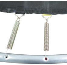 Detailansicht von Trampolinfedern, die mit dem Rahmen verbunden sind