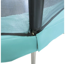 Detailaufnahme eines Trampolins mit Sicherheitsnetz und Rahmenpolsterung