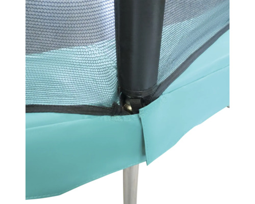 Detailaufnahme eines Trampolins mit Sicherheitsnetz und Rahmenpolsterung