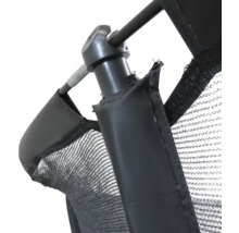 Detailaufnahme von einem Trampolin Sicherheitsnetz mit Rahmenbefestigung.
