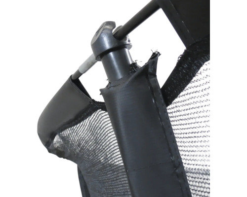 Detailaufnahme von einem Trampolin Sicherheitsnetz mit Rahmenbefestigung.