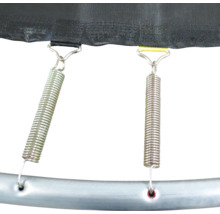 Detailansicht von Trampolinfedern, die Matte und Rahmen verbinden