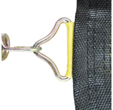 Detail einer Trampolin-Sprungmatte mit Federbefestigung