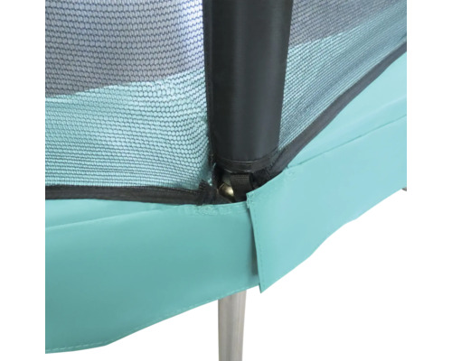 Detailansicht eines Trampolins mit Sicherheitsnetz und Rahmenabdeckung.