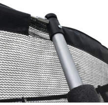 Detailaufnahme eines Trampolinsicherheitsnetzes mit Stützpfosten