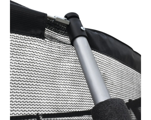 Detailaufnahme eines Trampolinsicherheitsnetzes mit Stützpfosten