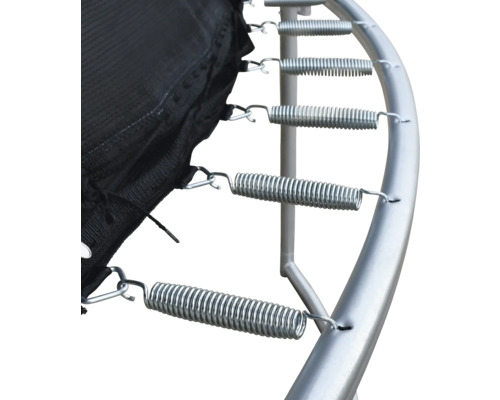 Detailansicht von Trampolinfedern, die das Sprungtuch mit dem Rahmen verbinden